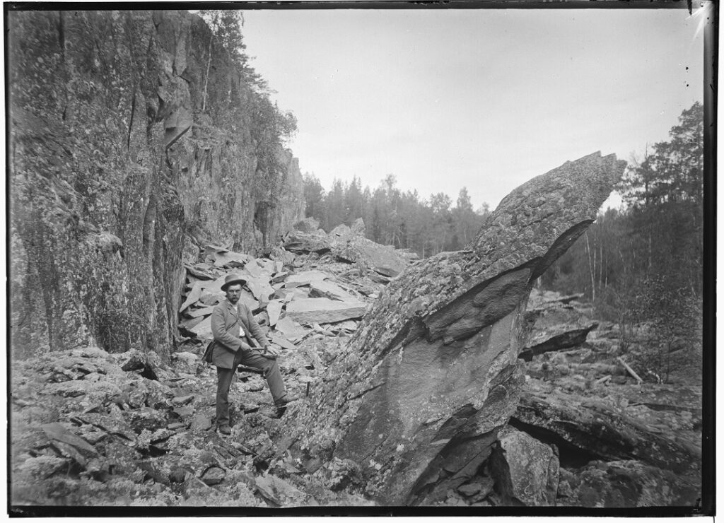 Wilhelm Ramsay lohkareiden keskellä.